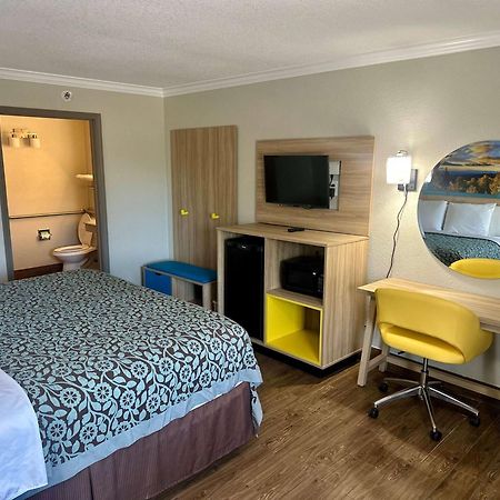 Days Inn By Wyndham Houston East Zewnętrze zdjęcie