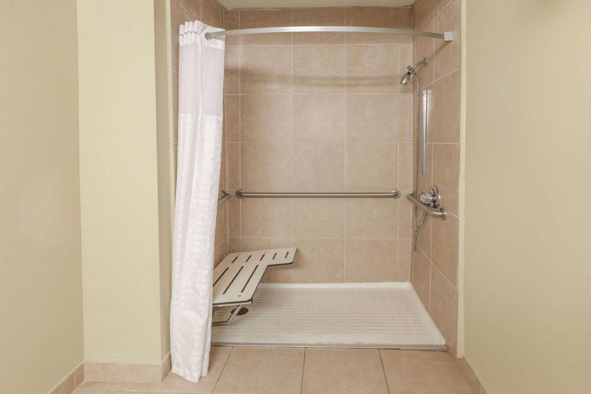 Days Inn By Wyndham Houston East Zewnętrze zdjęcie