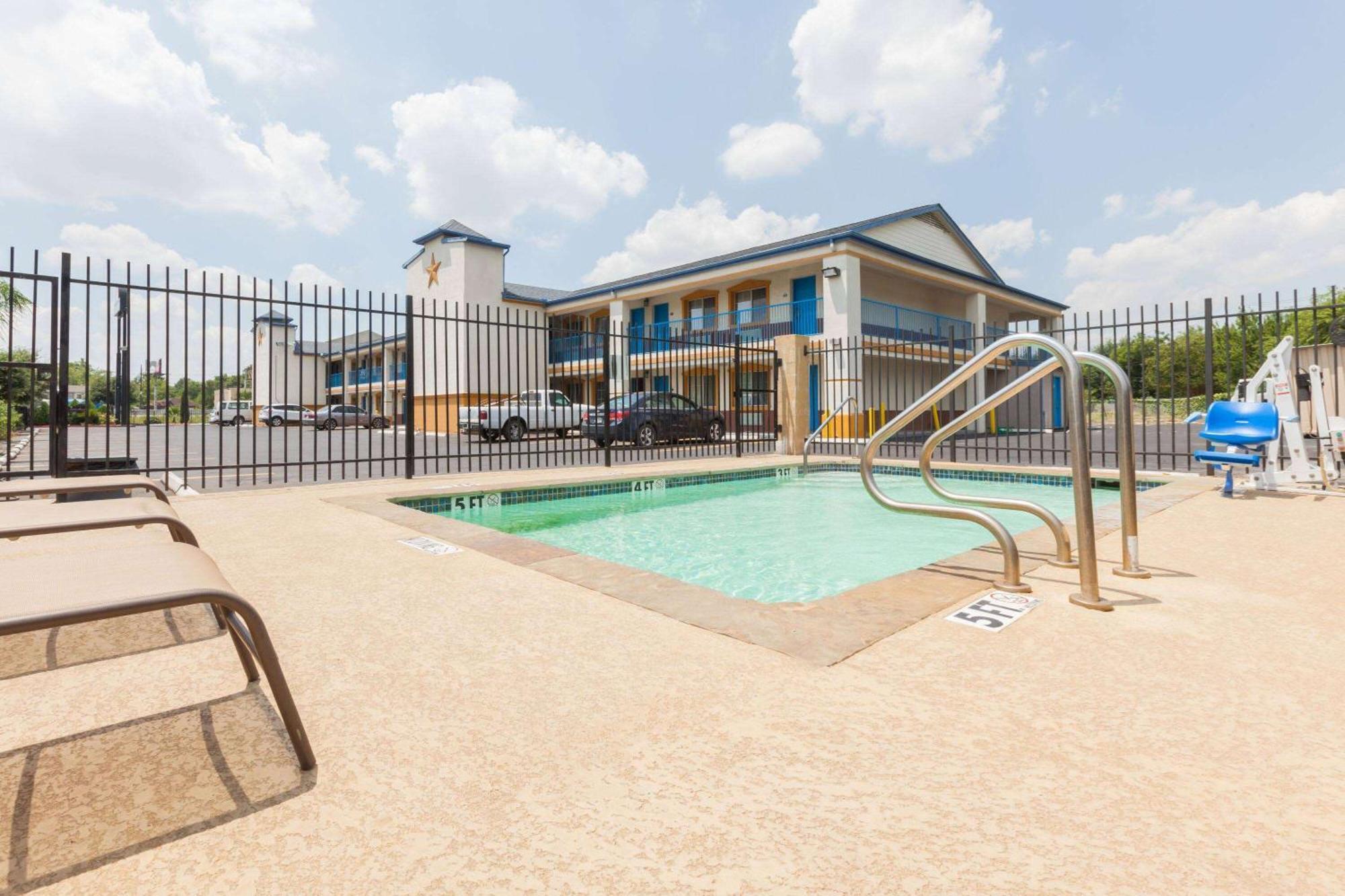 Days Inn By Wyndham Houston East Zewnętrze zdjęcie