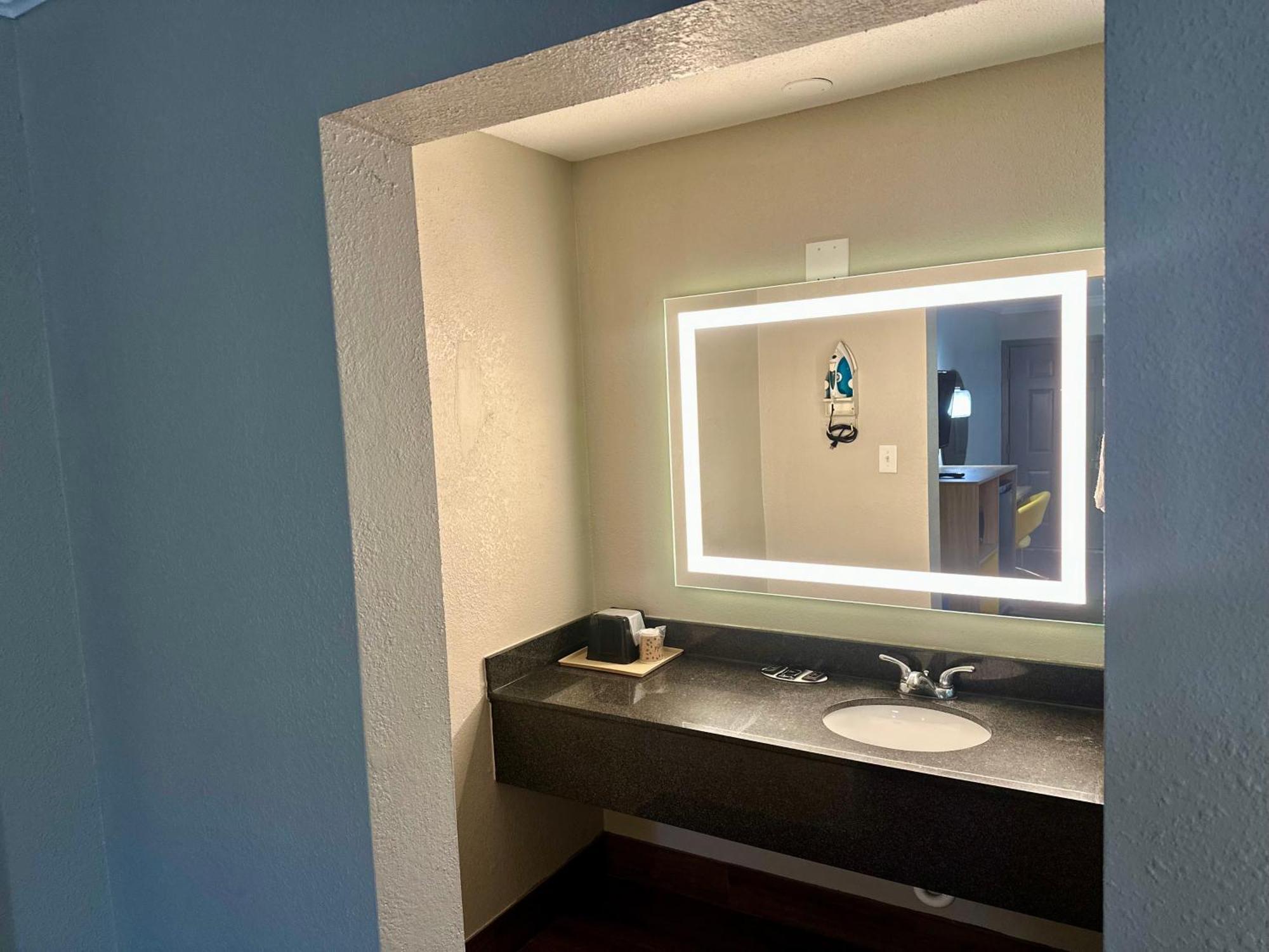 Days Inn By Wyndham Houston East Zewnętrze zdjęcie