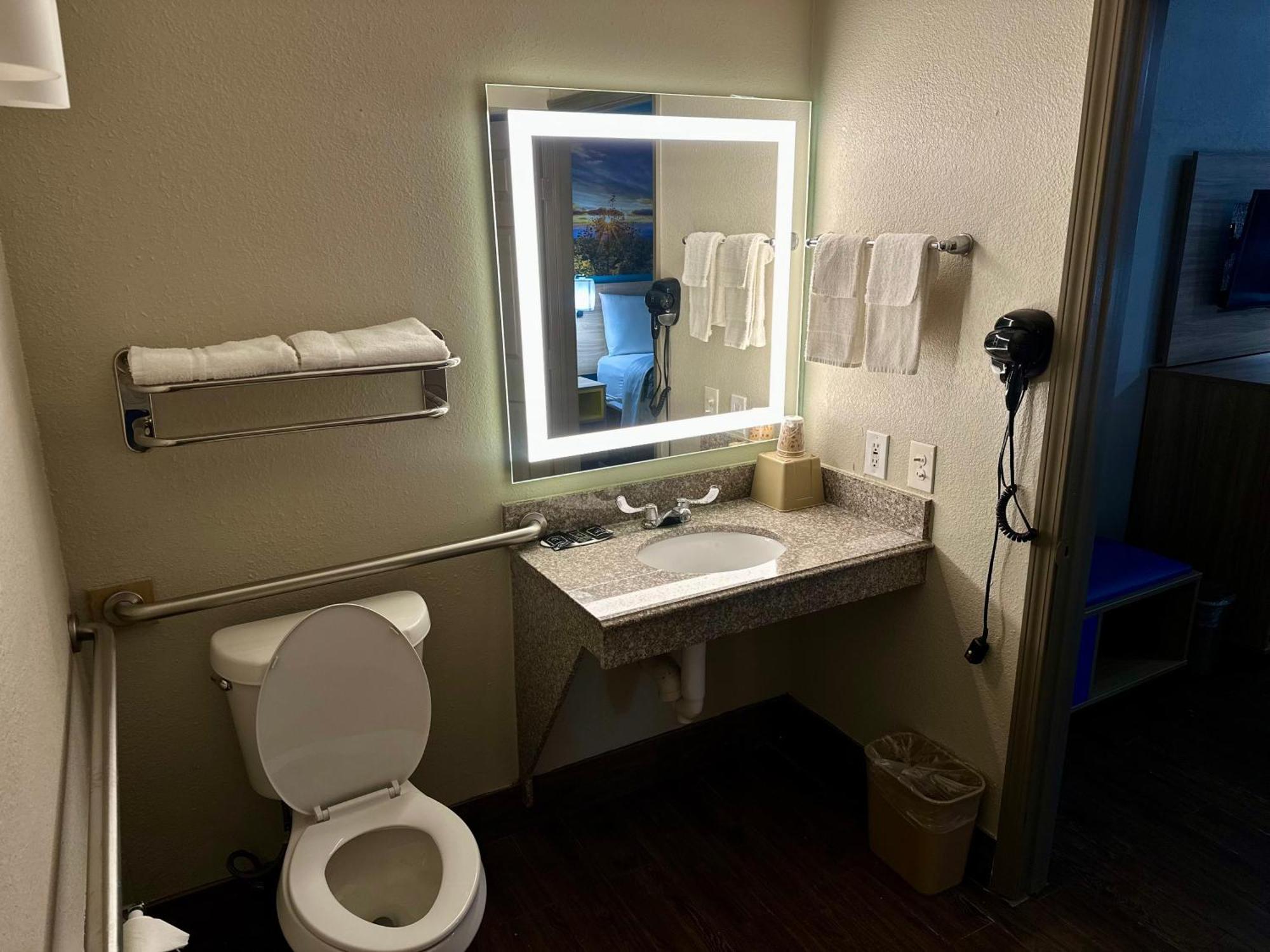 Days Inn By Wyndham Houston East Zewnętrze zdjęcie