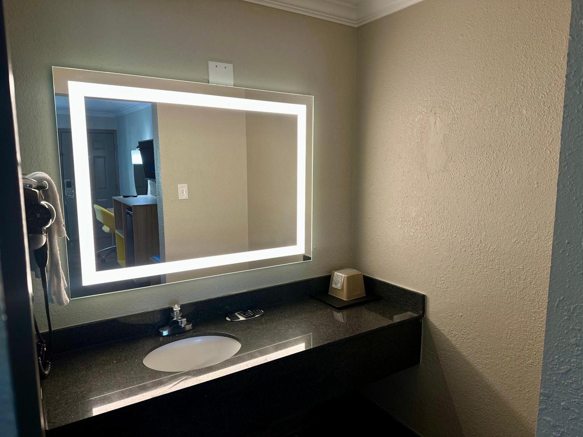 Days Inn By Wyndham Houston East Zewnętrze zdjęcie