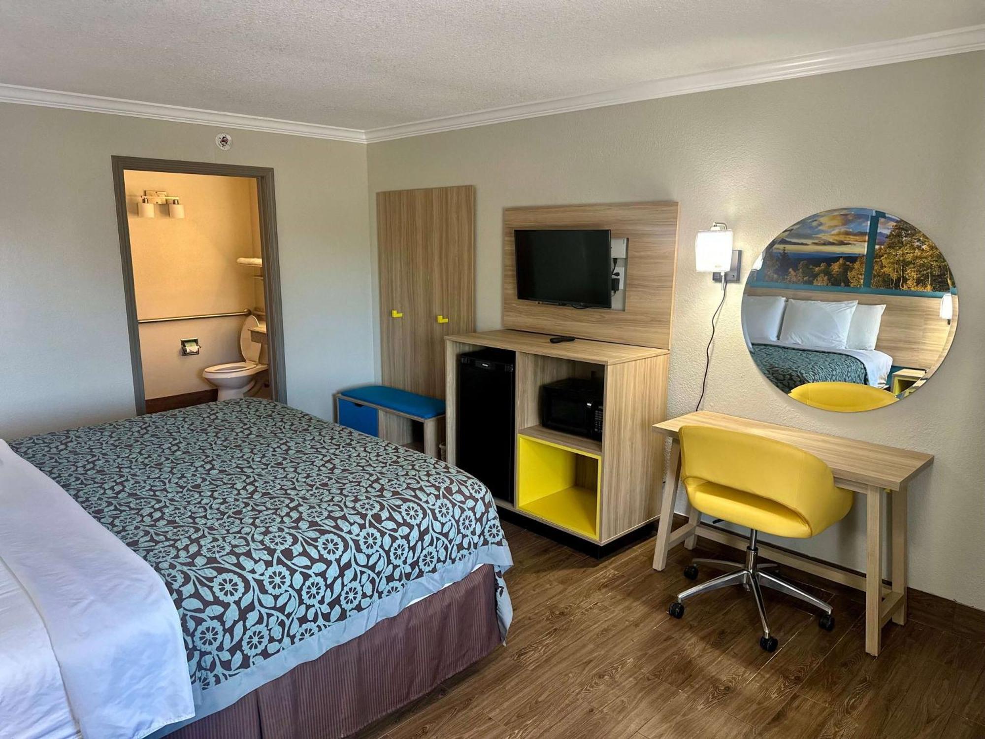 Days Inn By Wyndham Houston East Zewnętrze zdjęcie
