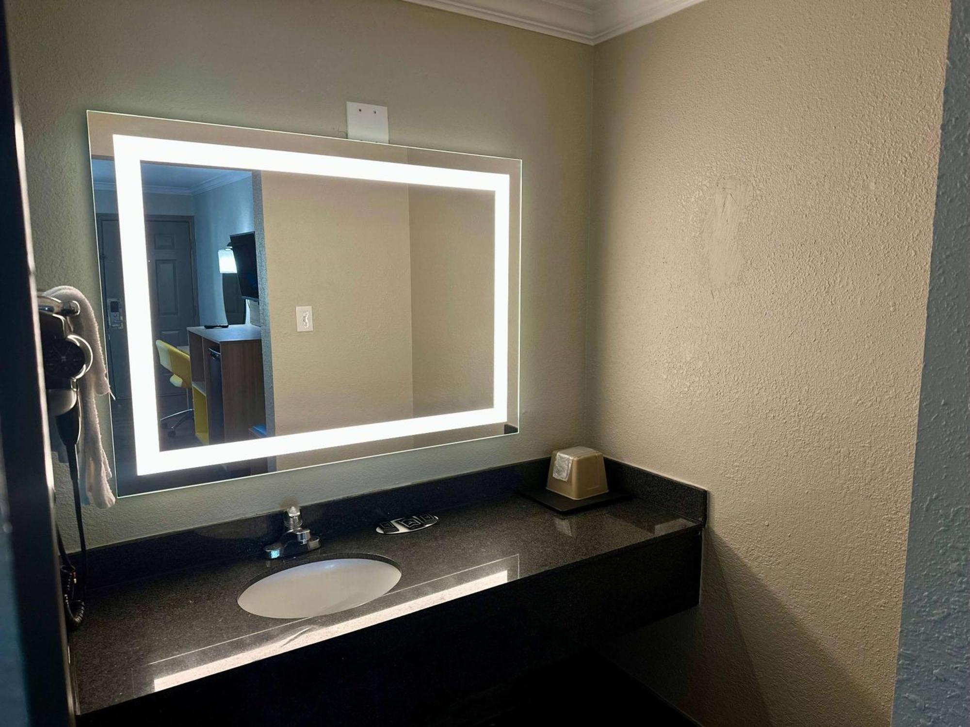 Days Inn By Wyndham Houston East Zewnętrze zdjęcie