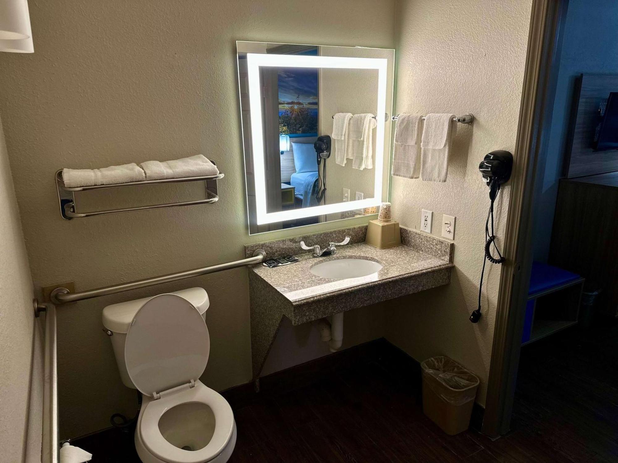 Days Inn By Wyndham Houston East Zewnętrze zdjęcie